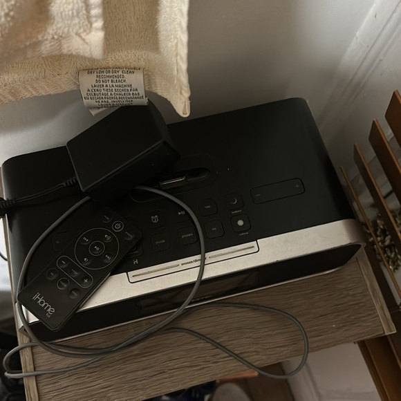 ihome radio aux and ipod charger - Picture 2 of 3